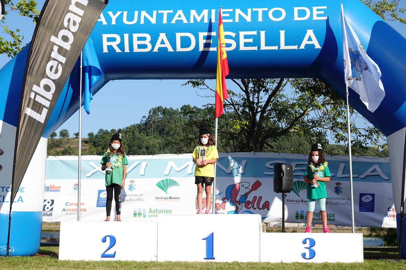 El Sella acoge este fin de semana dos pruebas deportivas. Este sábado se ha disputado el X Mini-Sella, la prueba abierta para las categorías que no pueden participar en el Descenso Internacional del Sella. Además, el domingo será turno para el XXII Descenso Adaptado del Sella con salida en Arriondas y descanso en Llordón