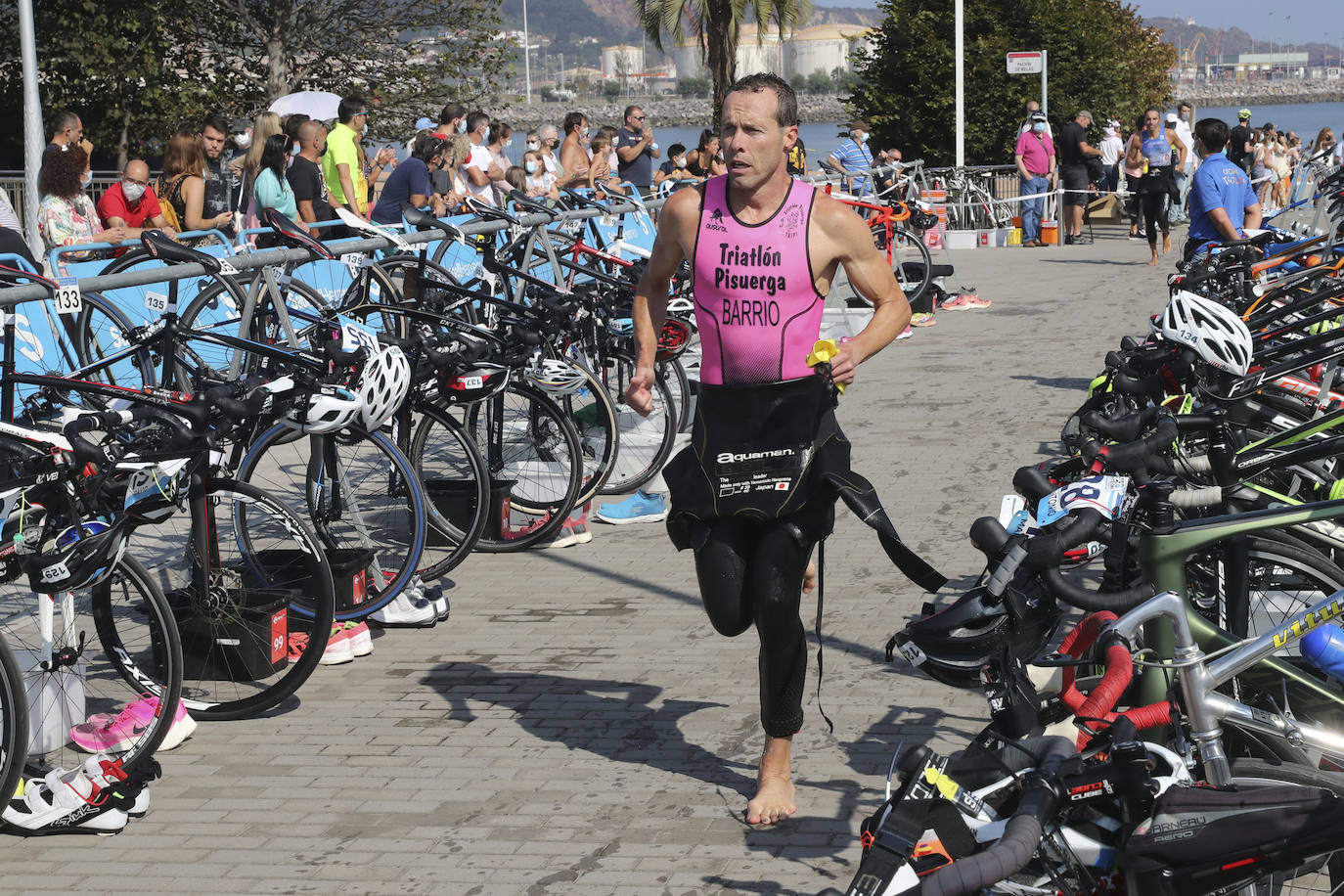 Tras dos temporadas de ausencia, el Triatlón Santa Olaya ha vuelto a Gijón. Y con éxito de participación, cerca de 200 deportistas que han tomado la salida para nadar 750 metros, recorrer 20 kilómetros en bici y finalizar con 5 de carrera a pie.