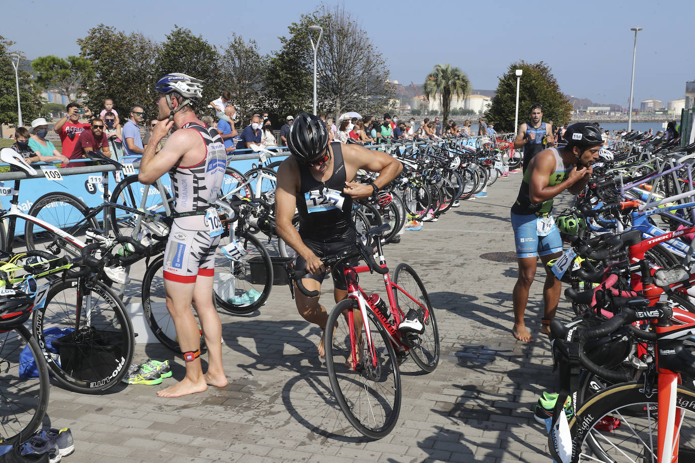 Tras dos temporadas de ausencia, el Triatlón Santa Olaya ha vuelto a Gijón. Y con éxito de participación, cerca de 200 deportistas que han tomado la salida para nadar 750 metros, recorrer 20 kilómetros en bici y finalizar con 5 de carrera a pie.