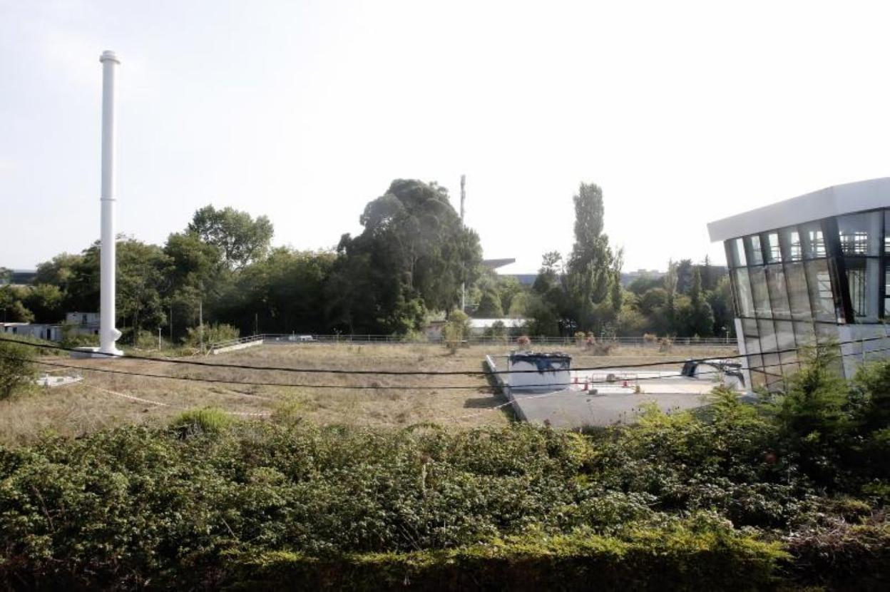 Chimenea de desodorización que acaba de ser trasladada a la parcela de la depuradora del este vista desde un chalé colindante. 