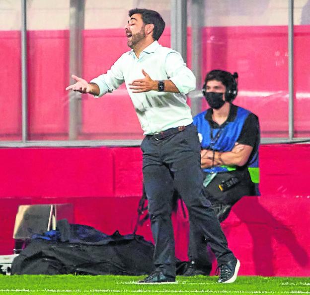 David Gallego, durante el transcurso del choque entre el Girona y el Sporting en Montilivi. 