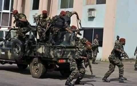 Militares golpistas aseguran haber capturado al presidente de Guinea, Aplha Condé, después de que a primera hora de este domingo escucharan fuertes disparos en el centro de la capital 