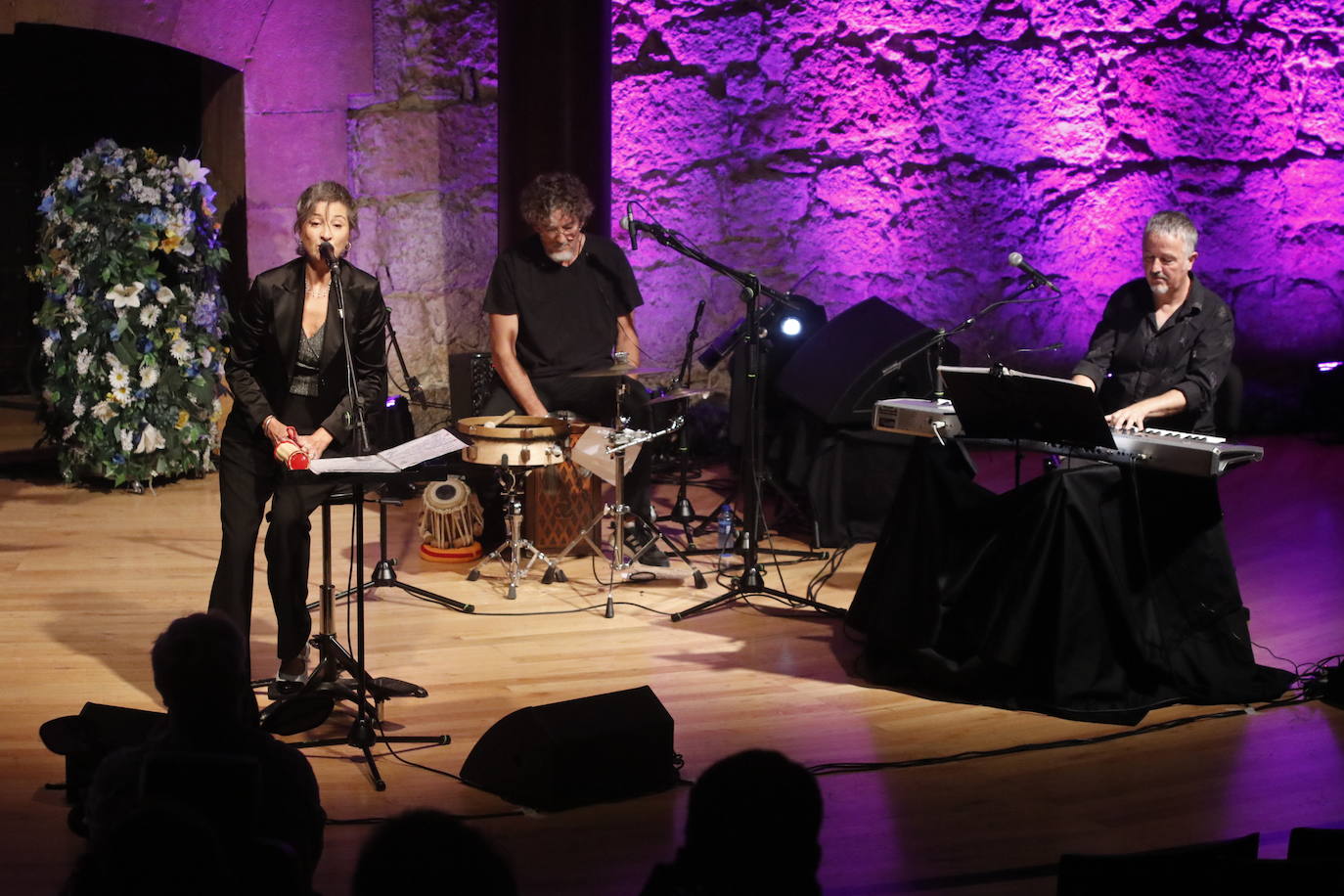 La artista argentina Marcela Ferrari canta para cuarenta personas en la Sala de Cámara del Auditorio de Oviedo. 