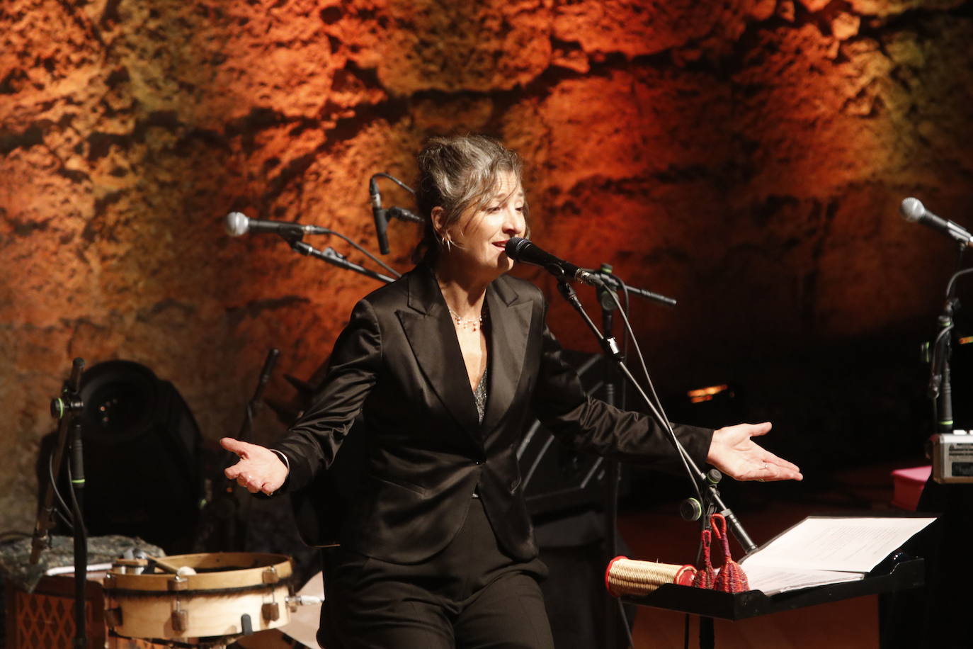 La artista argentina Marcela Ferrari canta para cuarenta personas en la Sala de Cámara del Auditorio de Oviedo. 
