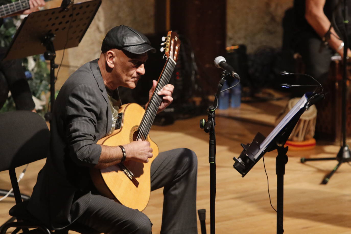 La artista argentina Marcela Ferrari canta para cuarenta personas en la Sala de Cámara del Auditorio de Oviedo. 