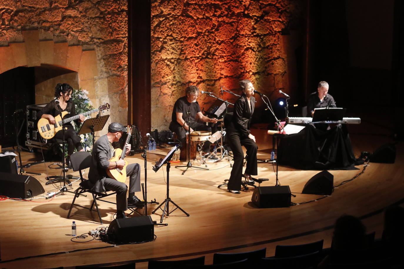 La artista argentina Marcela Ferrari canta para cuarenta personas en la Sala de Cámara del Auditorio de Oviedo. 