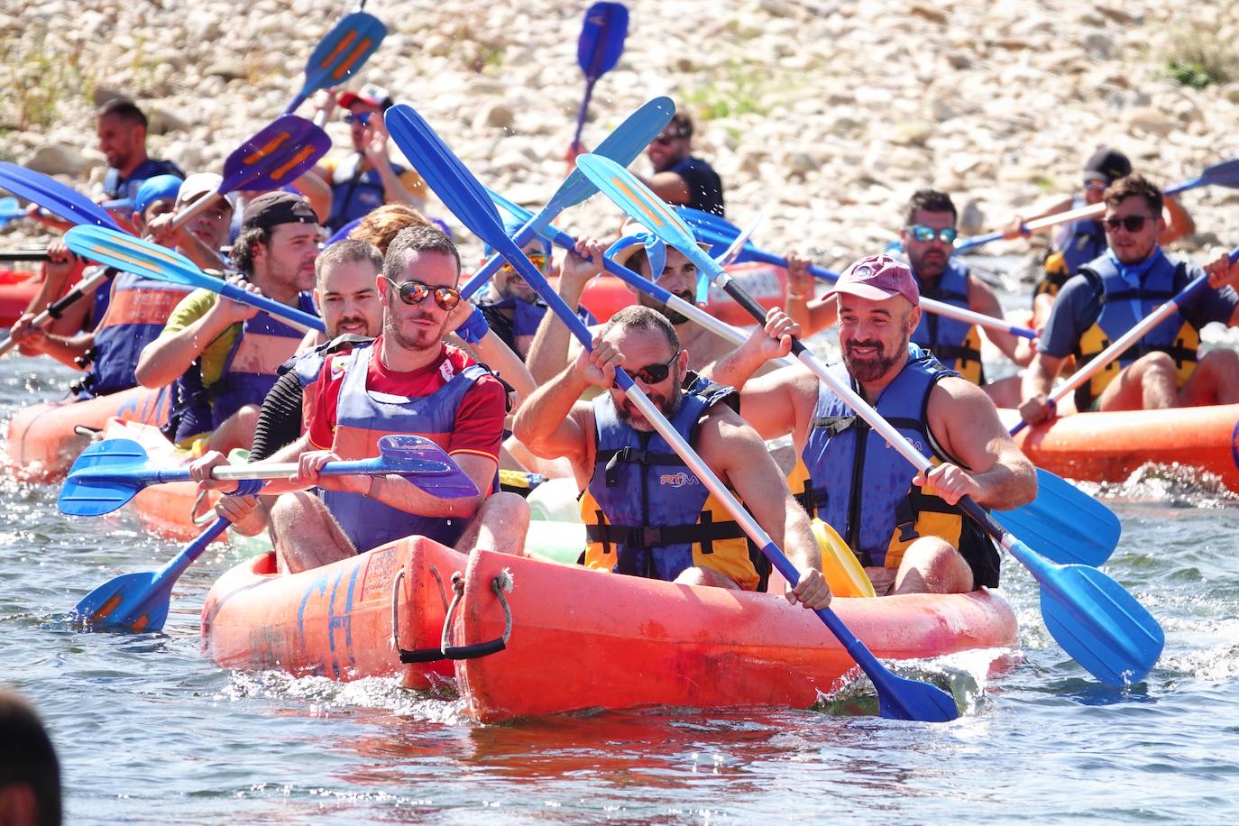 El Sella se ha vestido este domingo con los colores de la bandera arcoíris. Por segundo año se celebra el descenso LGTBI, organizado por el colectivo asturiano Faciendo Camín. Esta edición se enmarca en la primera Folixa Cuir, que acogió durante todo el fin de semana Arriondas y celebró conciertos y otras actividades como yoga o tirolinas