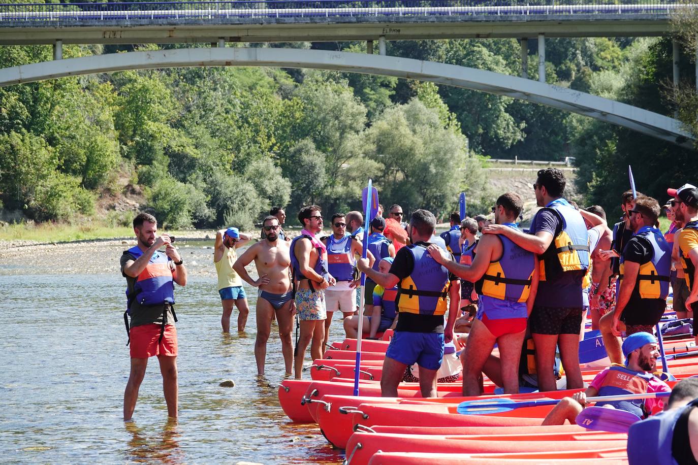 El Sella se ha vestido este domingo con los colores de la bandera arcoíris. Por segundo año se celebra el descenso LGTBI, organizado por el colectivo asturiano Faciendo Camín. Esta edición se enmarca en la primera Folixa Cuir, que acogió durante todo el fin de semana Arriondas y celebró conciertos y otras actividades como yoga o tirolinas