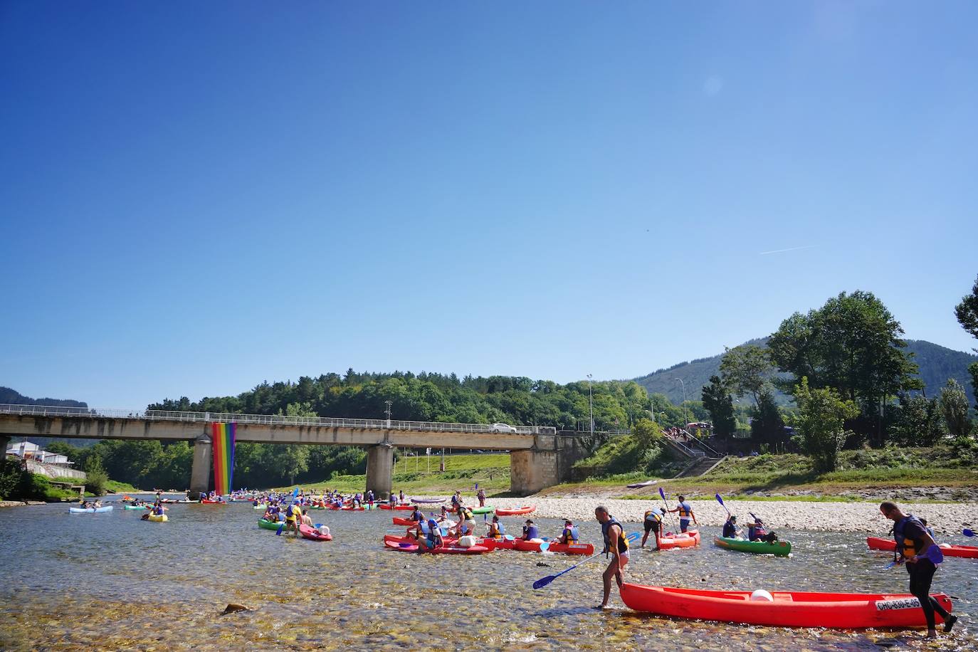 El Sella se ha vestido este domingo con los colores de la bandera arcoíris. Por segundo año se celebra el descenso LGTBI, organizado por el colectivo asturiano Faciendo Camín. Esta edición se enmarca en la primera Folixa Cuir, que acogió durante todo el fin de semana Arriondas y celebró conciertos y otras actividades como yoga o tirolinas