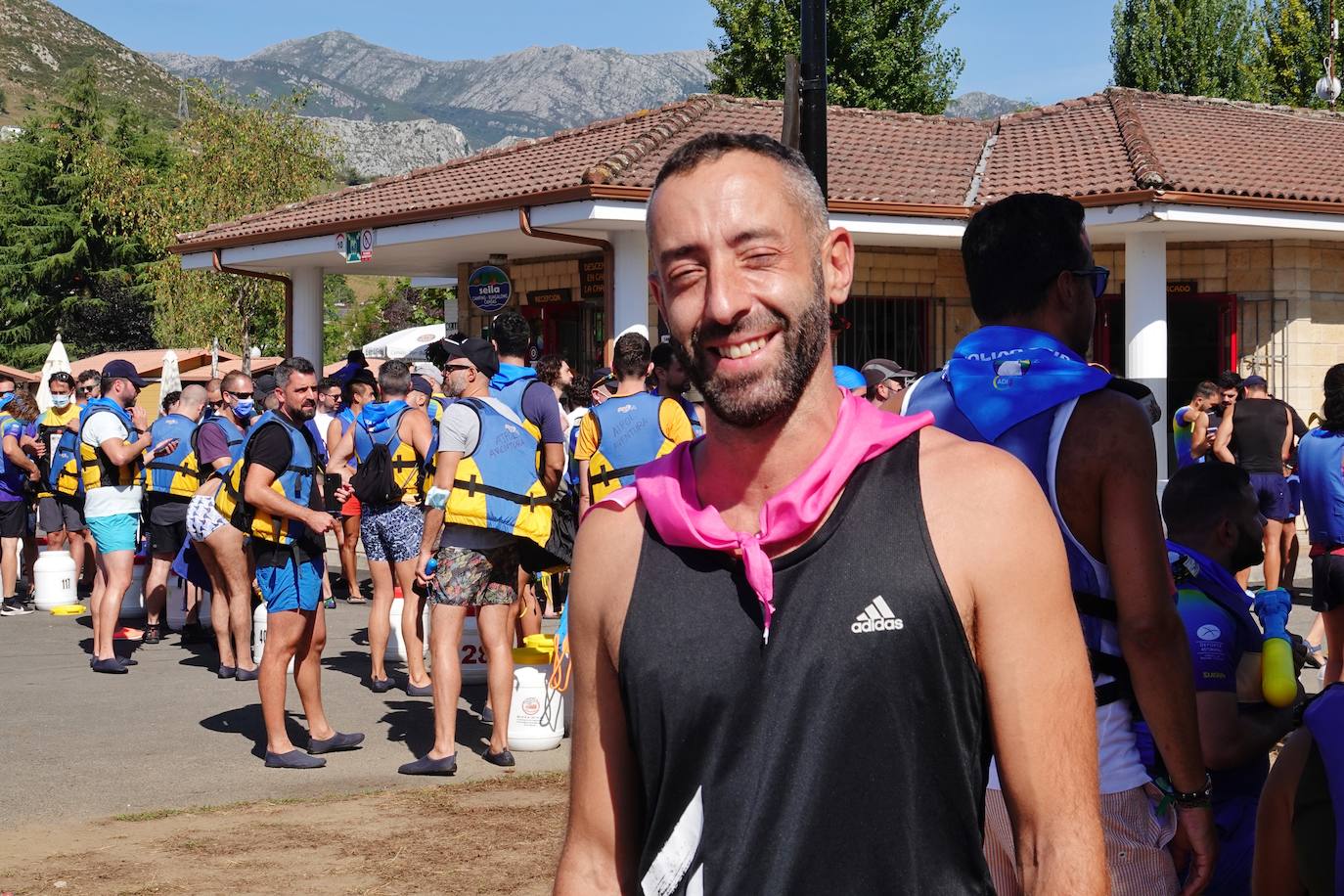 El Sella se ha vestido este domingo con los colores de la bandera arcoíris. Por segundo año se celebra el descenso LGTBI, organizado por el colectivo asturiano Faciendo Camín. Esta edición se enmarca en la primera Folixa Cuir, que acogió durante todo el fin de semana Arriondas y celebró conciertos y otras actividades como yoga o tirolinas