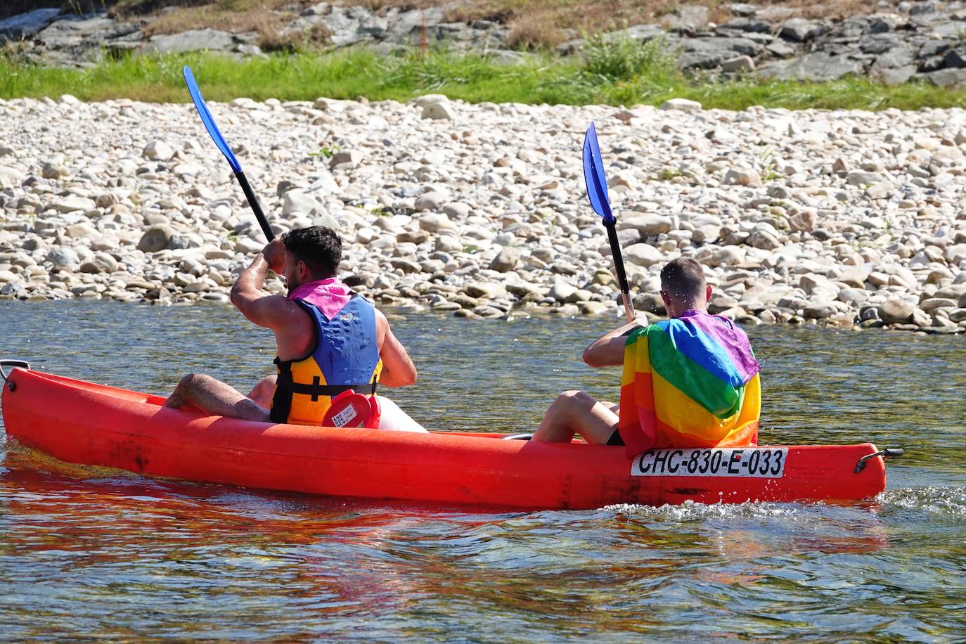 El Sella se ha vestido este domingo con los colores de la bandera arcoíris. Por segundo año se celebra el descenso LGTBI, organizado por el colectivo asturiano Faciendo Camín. Esta edición se enmarca en la primera Folixa Cuir, que acogió durante todo el fin de semana Arriondas y celebró conciertos y otras actividades como yoga o tirolinas