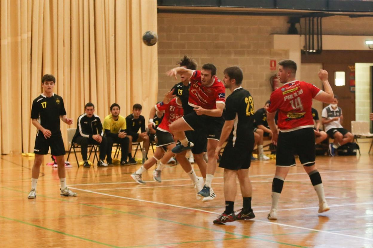 Diego Cruz, del Finetwork Gijón, lanza ante la oposición de Pulgar y Castaño, del Vetusta. 