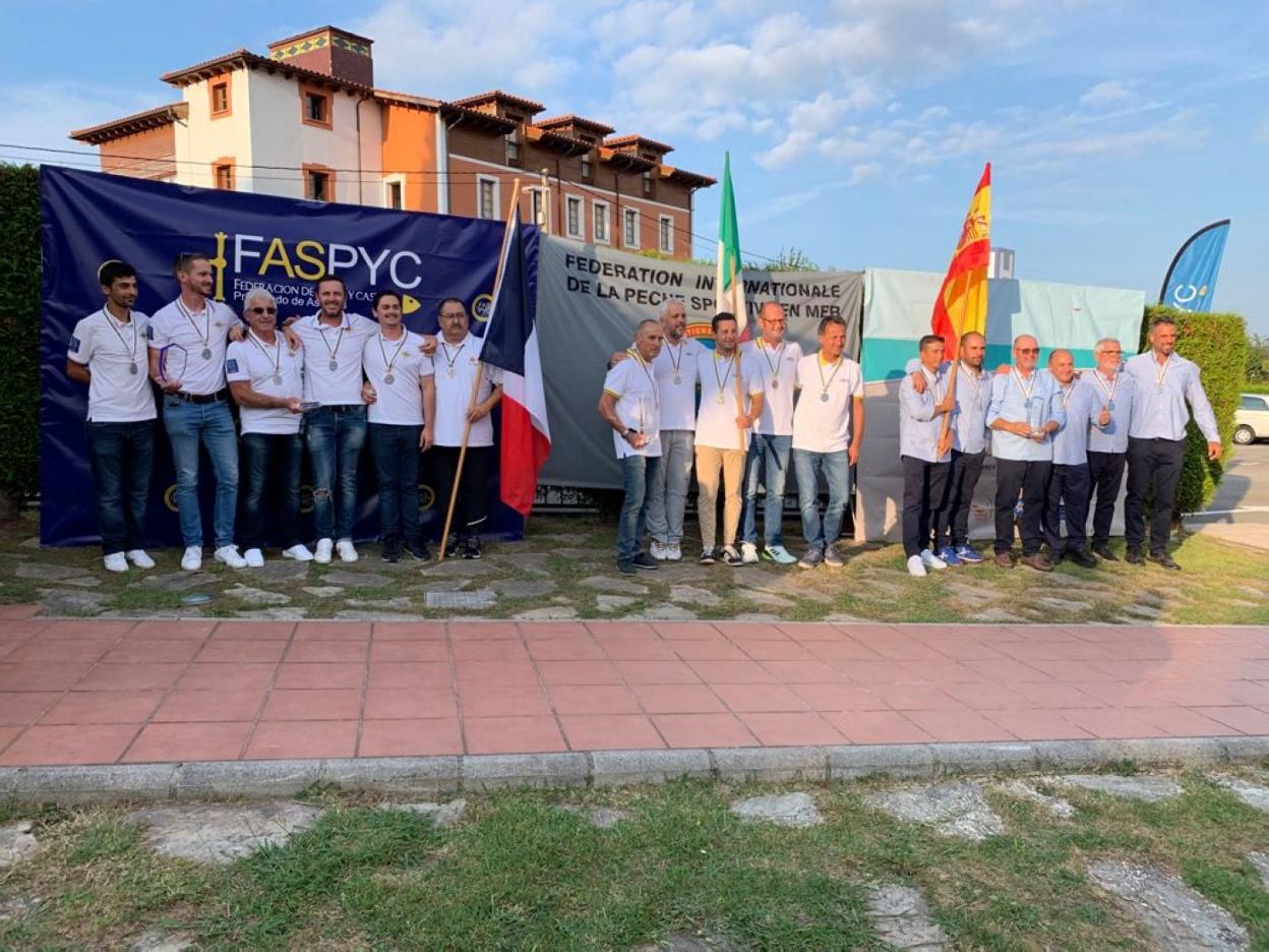 Los clubes ganadores en la entrega de premios, en San Esteban. 