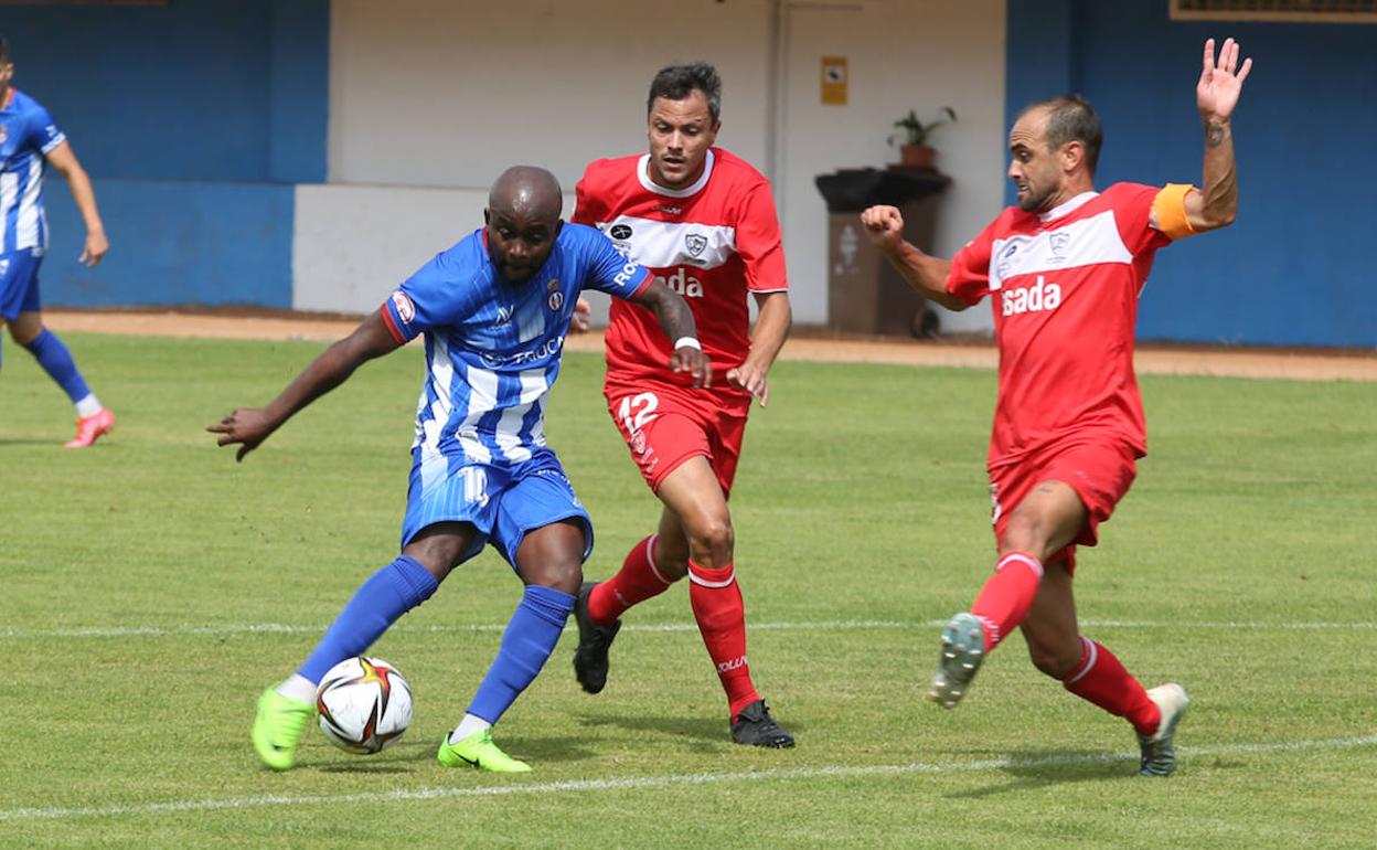 Cedrick Mabwati en el mometo del remate que supuso el primer gol del Avilés.