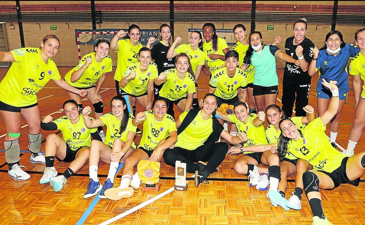 Las jugadoras del Unicaja Banco Gijón celebran el triunfo en la Copa Principado, en el polideportivo Toso Muñiz de Corvera. 