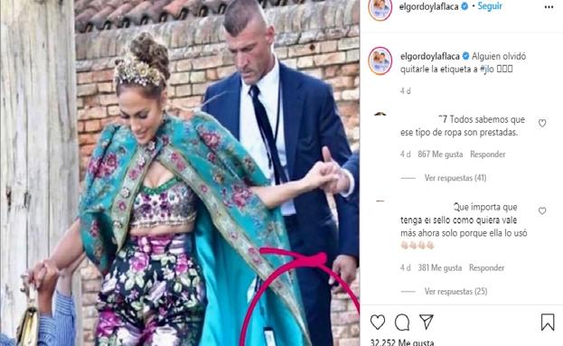 JLo con la etiqueta puesta. 