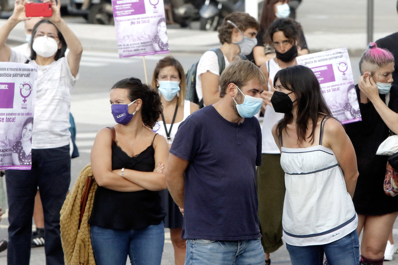 Sociedad civil, colectivos feministas y representantes de algunas formaciones políticas se han concentrado frente al Palacio de Justicia para pedir justicia para Paz Fernández Borrego