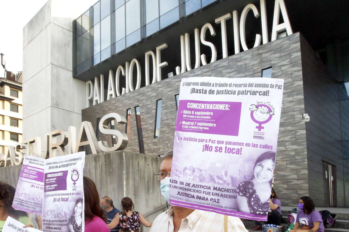Sociedad civil, colectivos feministas y representantes de algunas formaciones políticas se han concentrado frente al Palacio de Justicia para pedir justicia para Paz Fernández Borrego