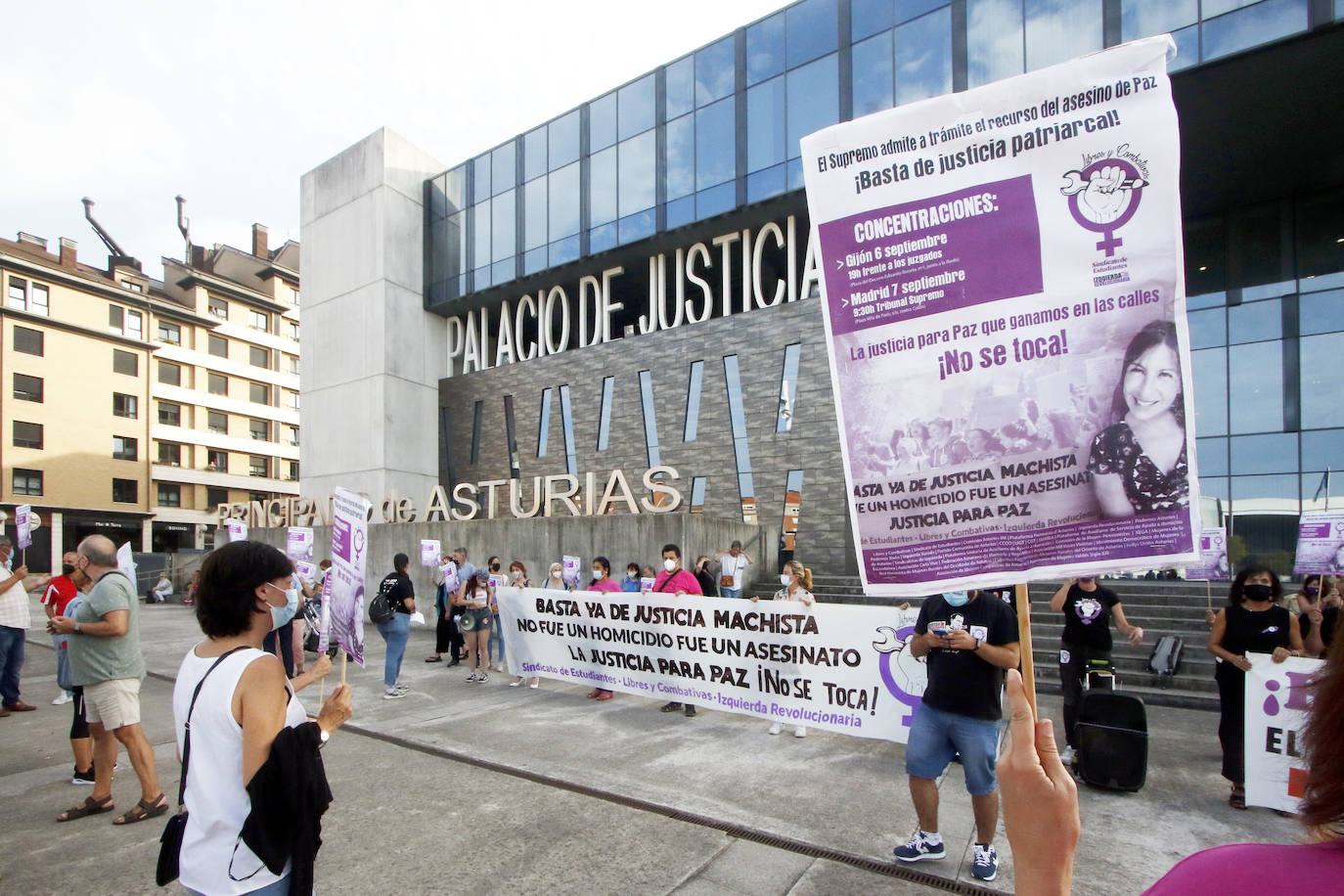 Sociedad civil, colectivos feministas y representantes de algunas formaciones políticas se han concentrado frente al Palacio de Justicia para pedir justicia para Paz Fernández Borrego