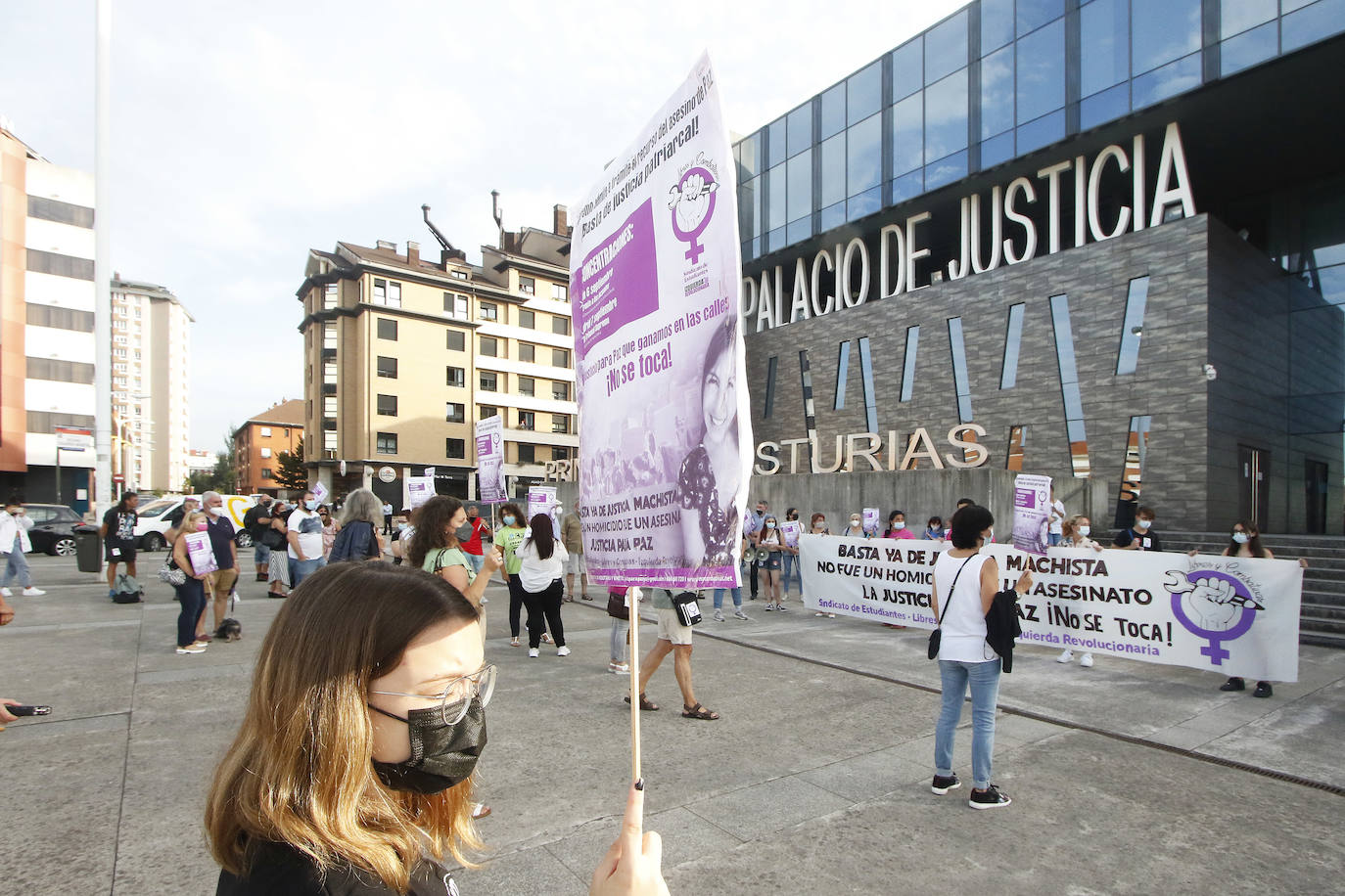 Sociedad civil, colectivos feministas y representantes de algunas formaciones políticas se han concentrado frente al Palacio de Justicia para pedir justicia para Paz Fernández Borrego
