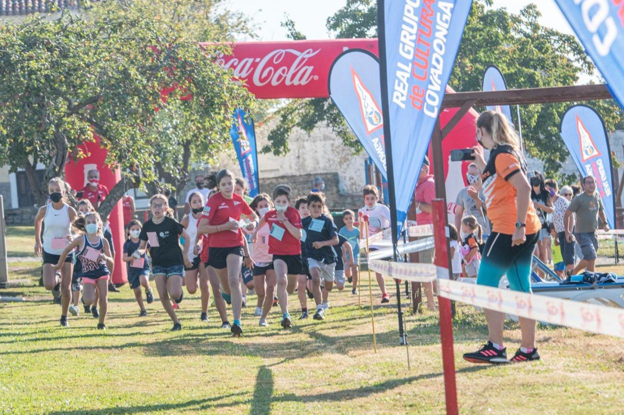 Un momento de la carrera disputada para niños con edades por debajo de 14 años en las instalaciones de Mareo. 