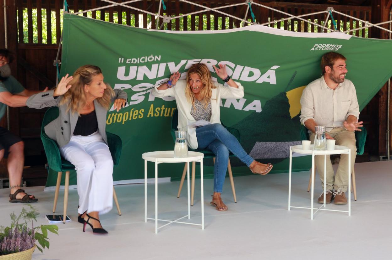 Al inicio del acto hubo un pequeño percance y la estructura de lona del escenario cayó sobre la ministra Yolanda Díaz; la presentadora del acto, Cristina Natal, y el secretario general de Podemos, Daniel Ripa. 