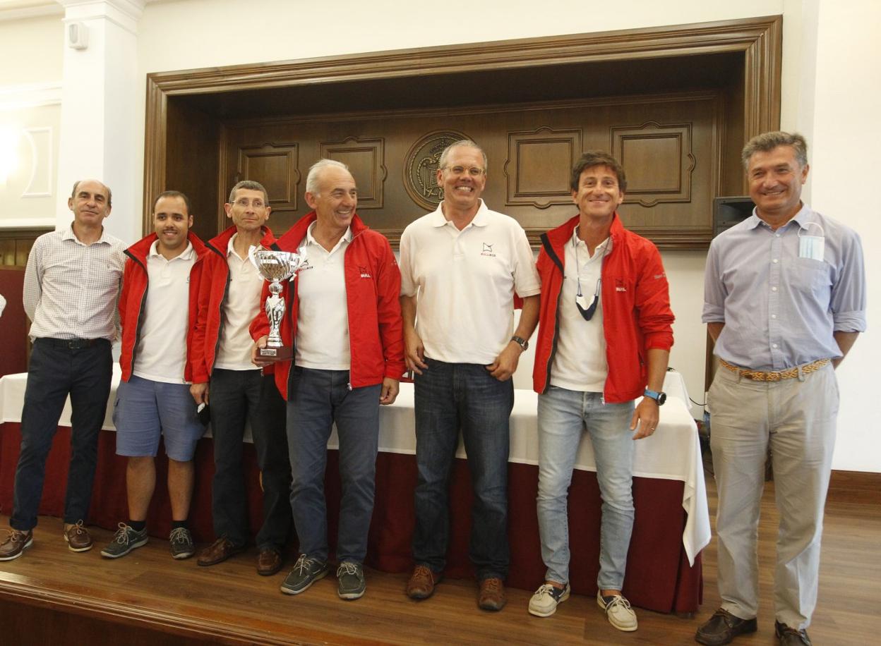 Los integrantes del 'Bullbox', con el trofeo de ganadores de la Regata Villa de Gijón. 