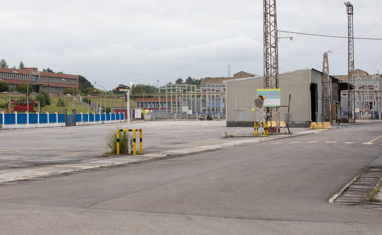 Entrada a las instalaciones vacías de Alu Ibérica, en San Balandarán.