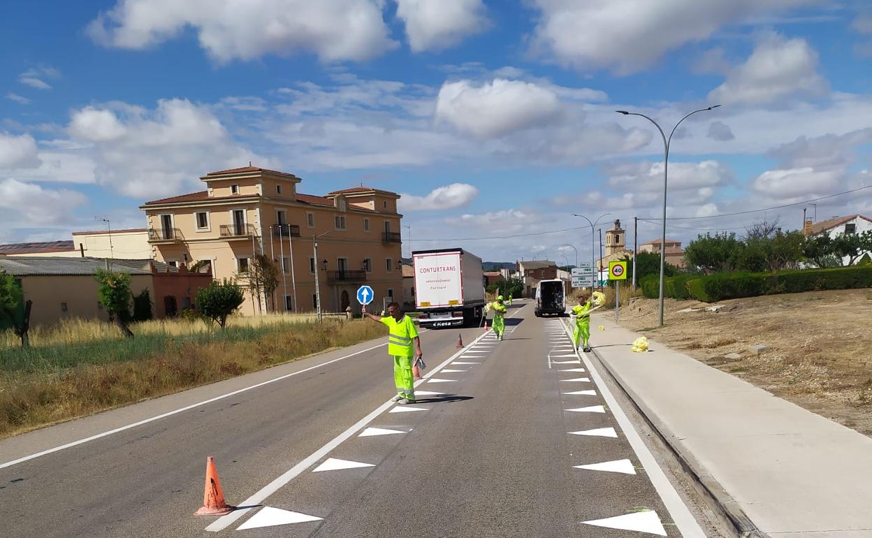 Nuevas marcas viales para mejorar la seguridad viaria: 'dientes de dragón'.