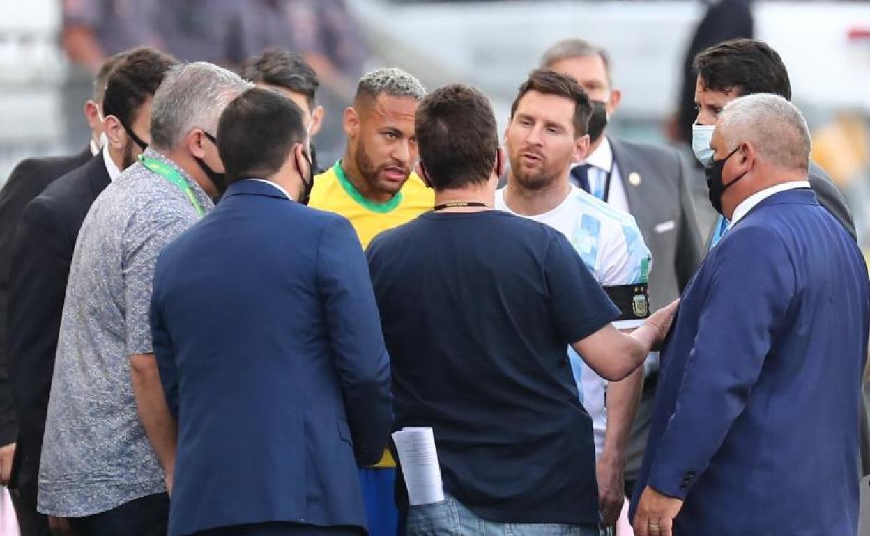 Leo Messi y Neymar Jr. conversan con miembros de Sanidad.