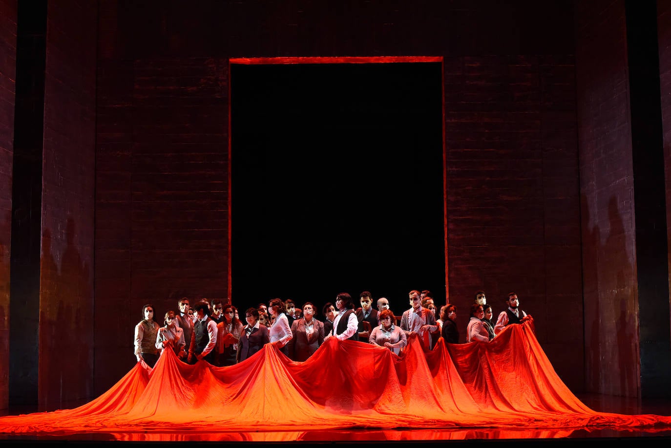 El 'Nabucco' que se representó ayer en el Campoamor parte de una producción de 2015 de la Ópera de Oviedo que vimos ese mismo año en la ciudad y en el Teatro Jovellanos de Gijón. Con la propuesta estética de Emilio Sagi y la personalidad musical de Gianluca Marcianò, uno de los directores más valorados en las temporadas de Ópera de Oviedo, queda inaugurada la de este año. Marcianò está hondamente familiarizado con la partitura de 'Nabucco', de hecho, fue él quien ya dirigió la ópera aquí hace seis años, entonces con Oviedo Filarmonía, mientras que ayer fue con la Orquesta Sinfónica del Principado de Asturias.