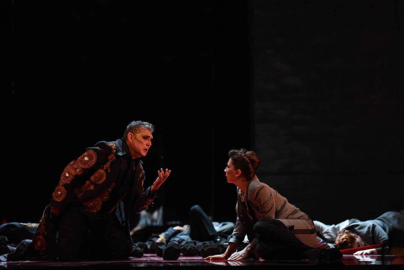 El 'Nabucco' que se representó ayer en el Campoamor parte de una producción de 2015 de la Ópera de Oviedo que vimos ese mismo año en la ciudad y en el Teatro Jovellanos de Gijón. Con la propuesta estética de Emilio Sagi y la personalidad musical de Gianluca Marcianò, uno de los directores más valorados en las temporadas de Ópera de Oviedo, queda inaugurada la de este año. Marcianò está hondamente familiarizado con la partitura de 'Nabucco', de hecho, fue él quien ya dirigió la ópera aquí hace seis años, entonces con Oviedo Filarmonía, mientras que ayer fue con la Orquesta Sinfónica del Principado de Asturias.