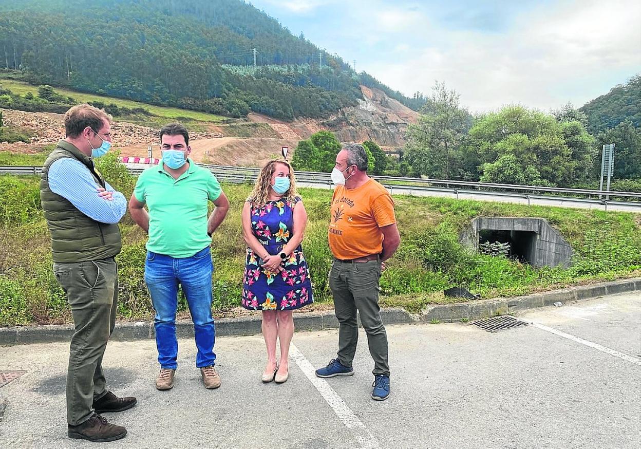 Adrián Pumares, Sergio Hidalgo, Ana Pérez y Egidio Rodríguez, ayer, en Casazorrina. 