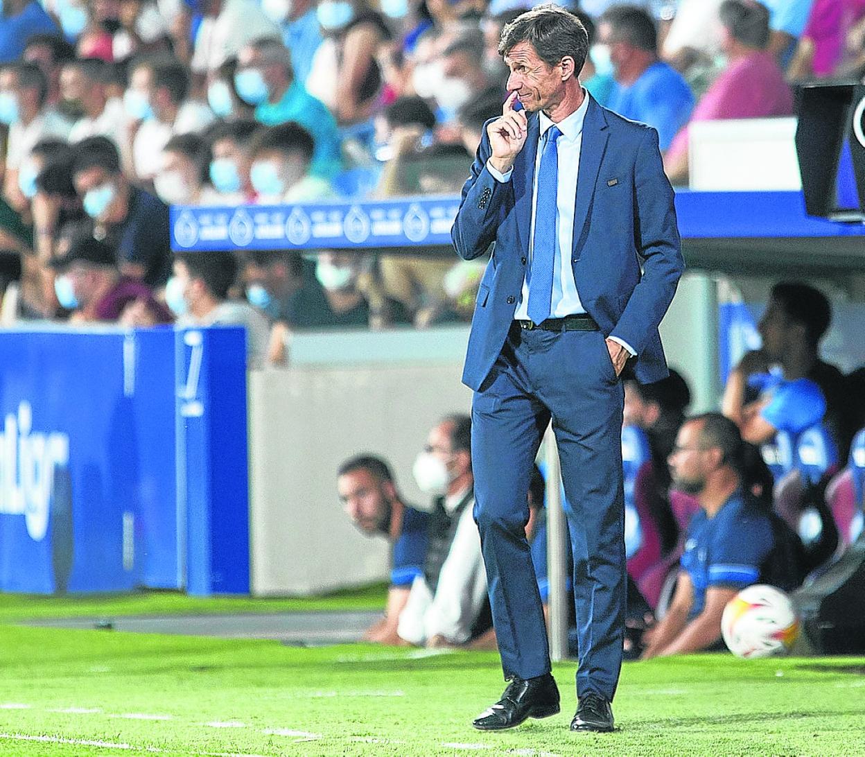 José Ángel Ziganda, pensativo, durante el encuentro. 