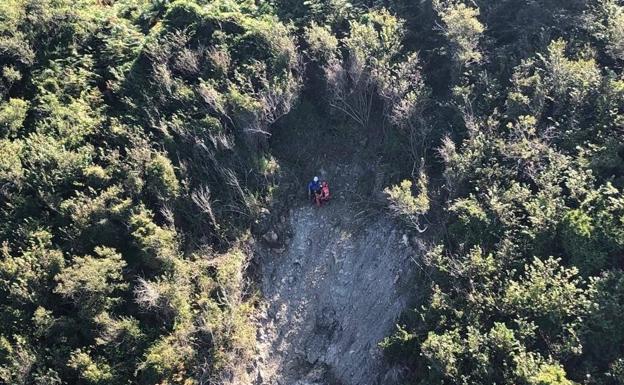 El helicóptero rescata a un hombre atrapado en el pedrero en Villaviciosa