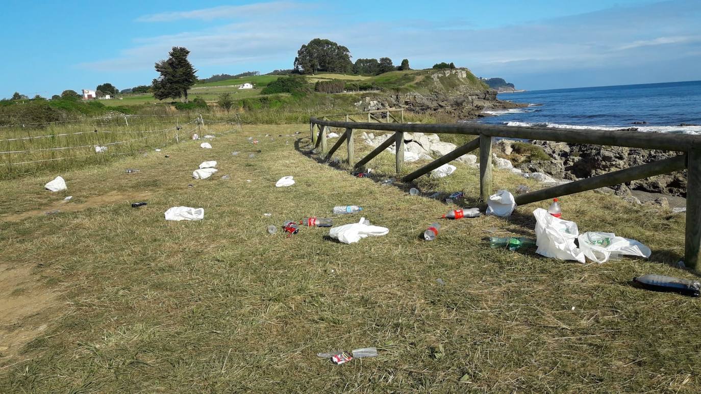 El estado en el que amanece el pedereru del Alemán, en La Isla, tras las noches de botellón.