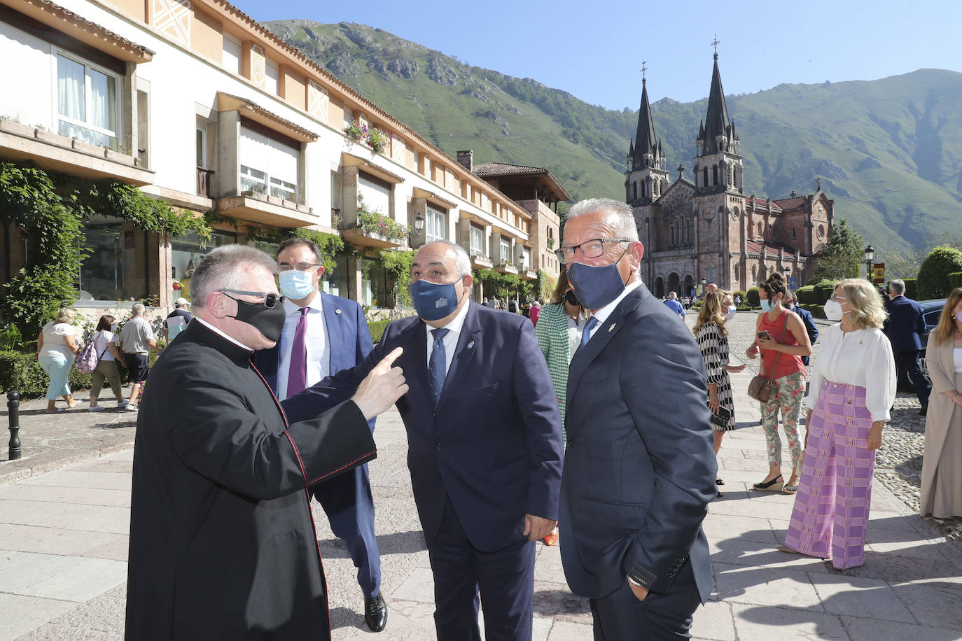 El acto religioso en Covadonga para celebrar el Día de Asturias es un evento ineludible para muchos asturianos que quieren honrar a la Santina. 