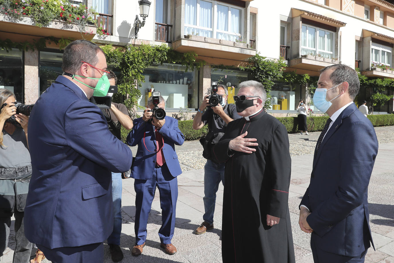 El acto religioso en Covadonga para celebrar el Día de Asturias es un evento ineludible para muchos asturianos que quieren honrar a la Santina. 