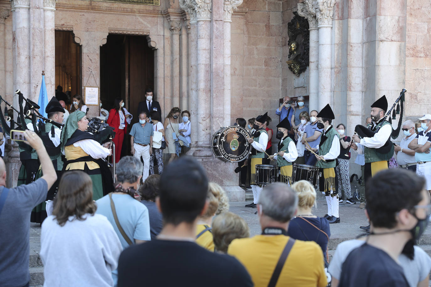 El acto religioso en Covadonga para celebrar el Día de Asturias es un evento ineludible para muchos asturianos que quieren honrar a la Santina. 