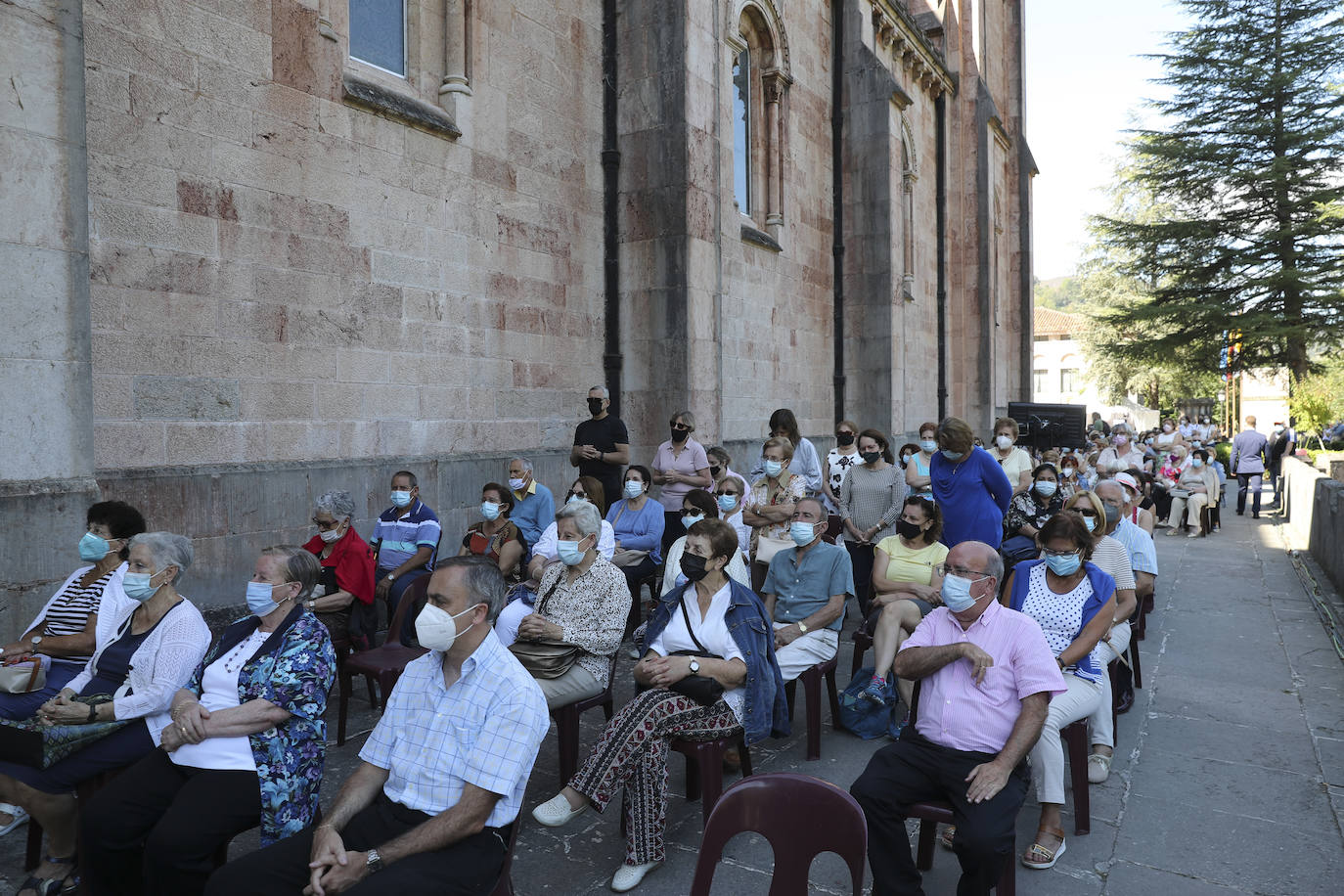 El acto religioso en Covadonga para celebrar el Día de Asturias es un evento ineludible para muchos asturianos que quieren honrar a la Santina. 