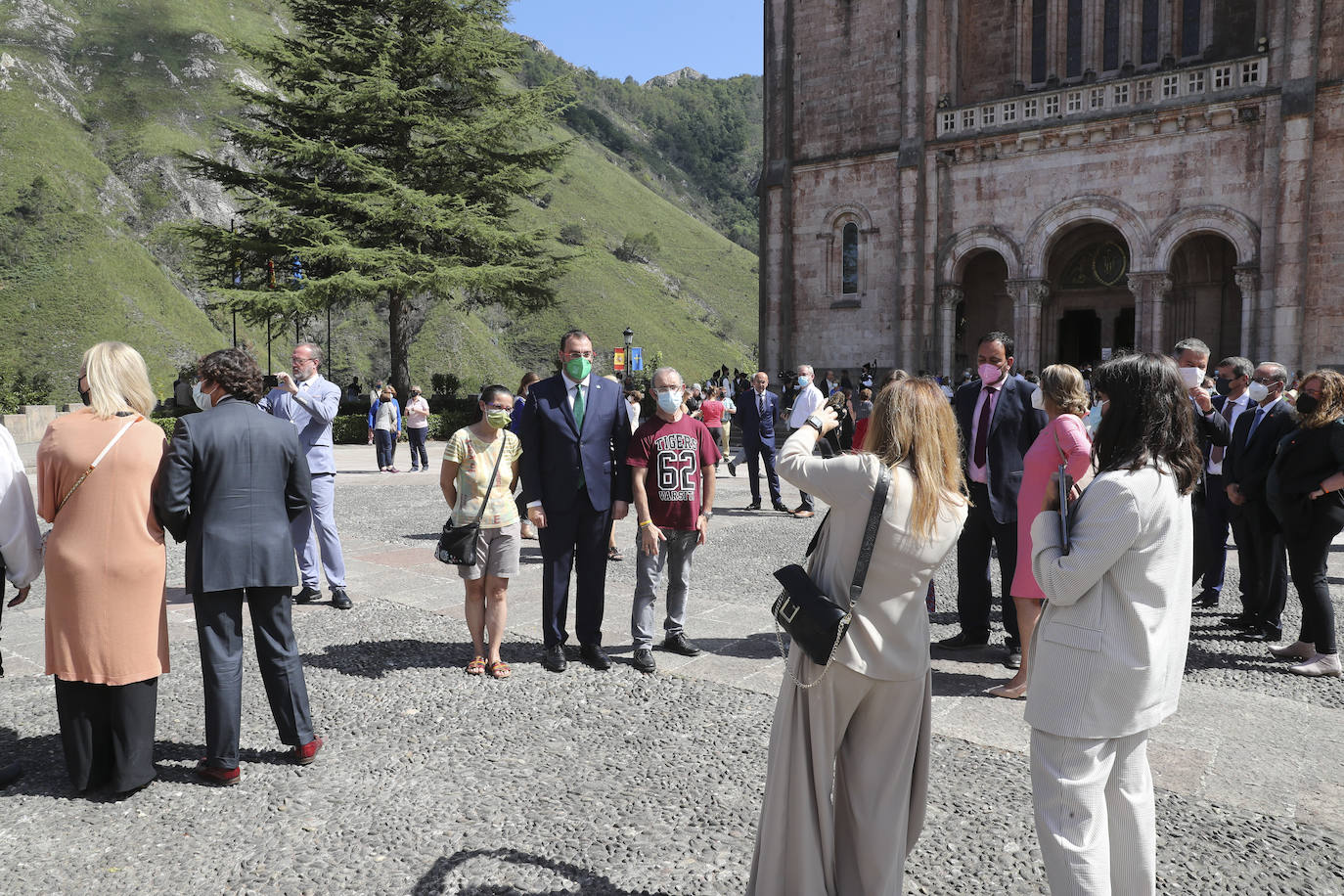 El acto religioso en Covadonga para celebrar el Día de Asturias es un evento ineludible para muchos asturianos que quieren honrar a la Santina. 