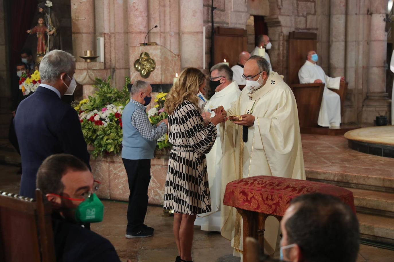 El acto religioso en Covadonga para celebrar el Día de Asturias es un evento ineludible para muchos asturianos que quieren honrar a la Santina. 