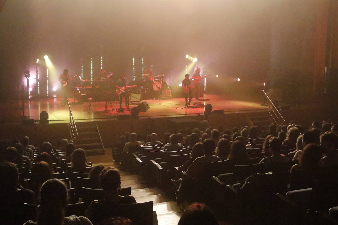El grupo andaluz presentó en Oviedo tres temas nuevos y recordó sus clásicos ante un público entregado. 