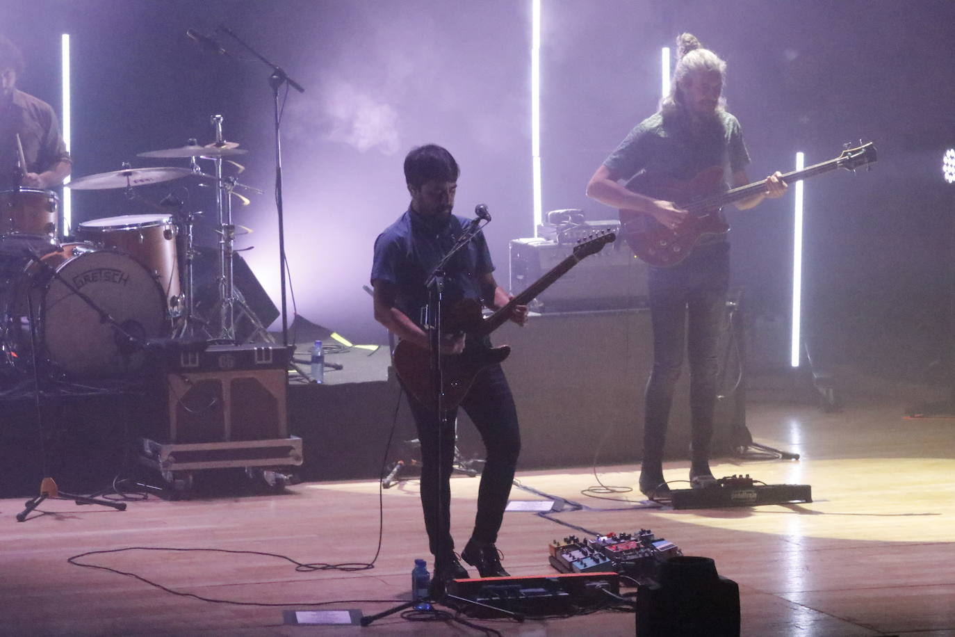 El grupo andaluz presentó en Oviedo tres temas nuevos y recordó sus clásicos ante un público entregado. 