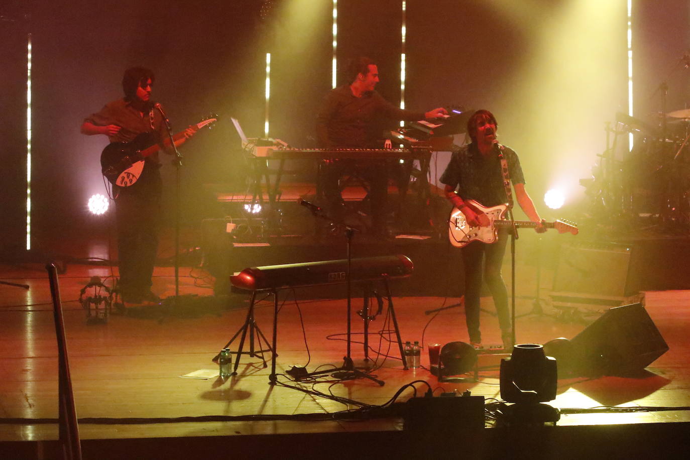 El grupo andaluz presentó en Oviedo tres temas nuevos y recordó sus clásicos ante un público entregado. 