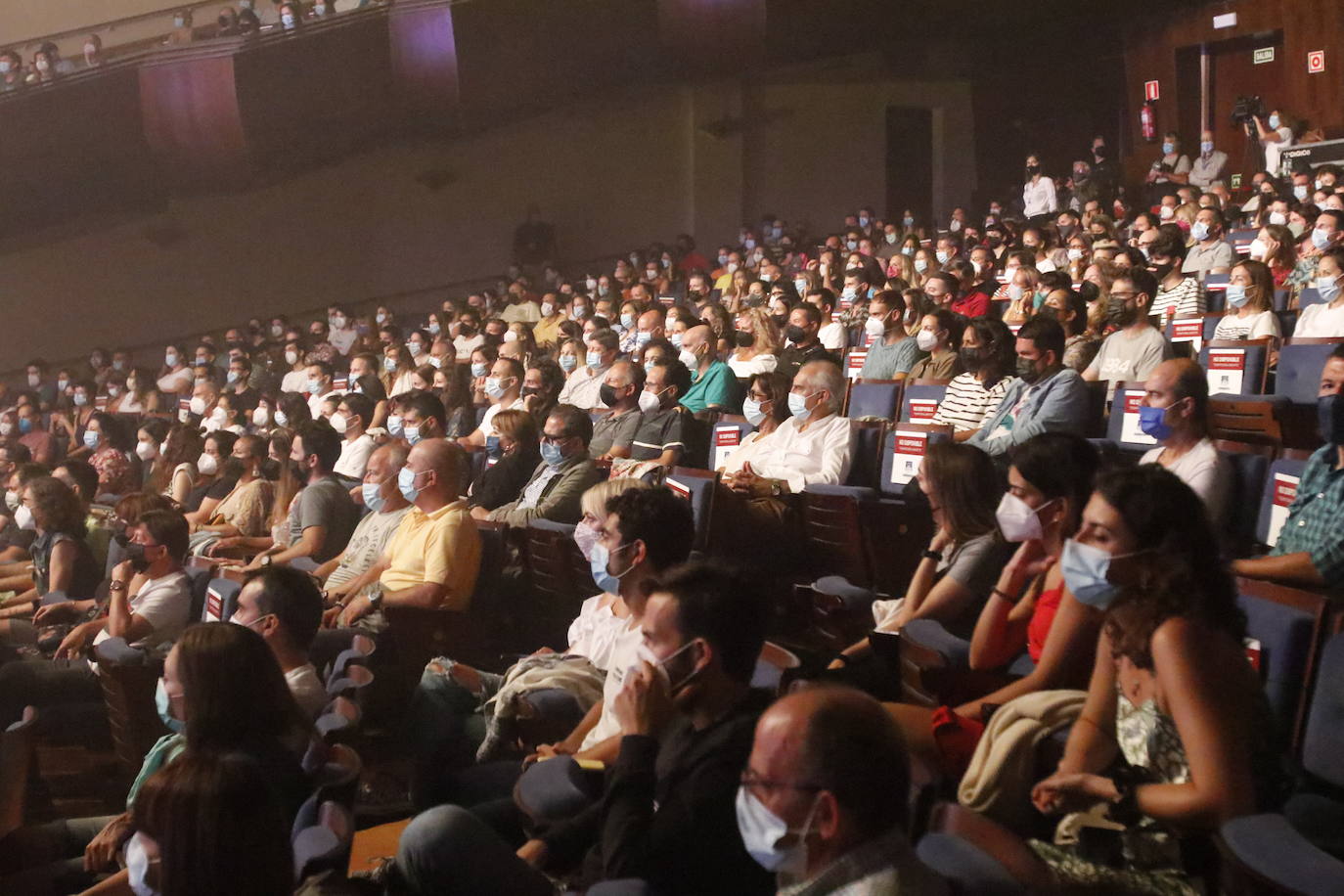 El grupo andaluz presentó en Oviedo tres temas nuevos y recordó sus clásicos ante un público entregado. 