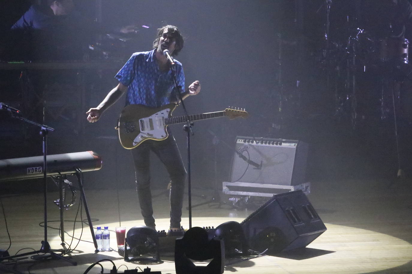 El grupo andaluz presentó en Oviedo tres temas nuevos y recordó sus clásicos ante un público entregado. 