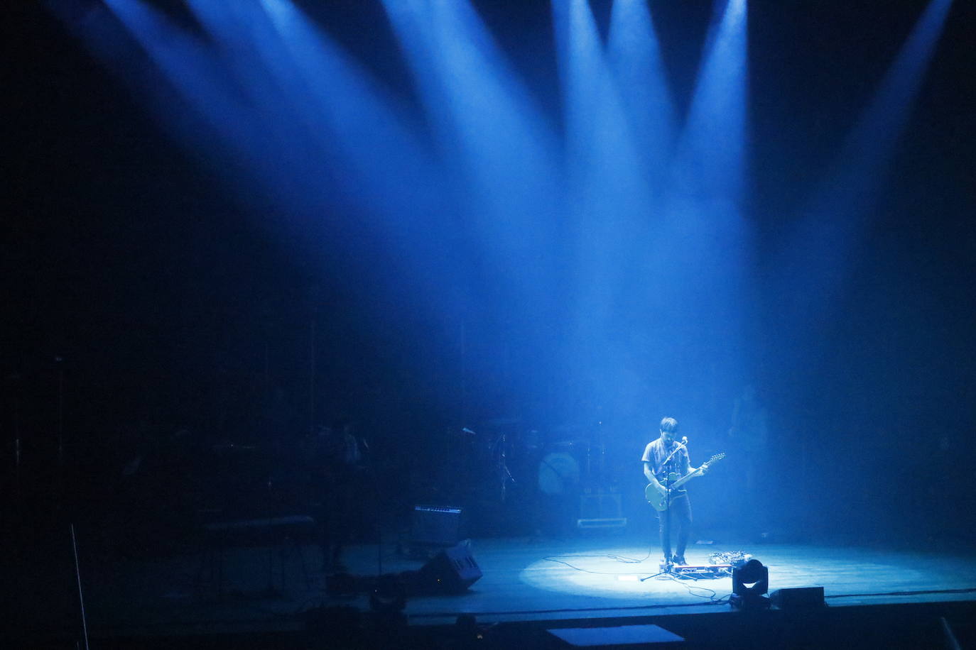 El grupo andaluz presentó en Oviedo tres temas nuevos y recordó sus clásicos ante un público entregado. 