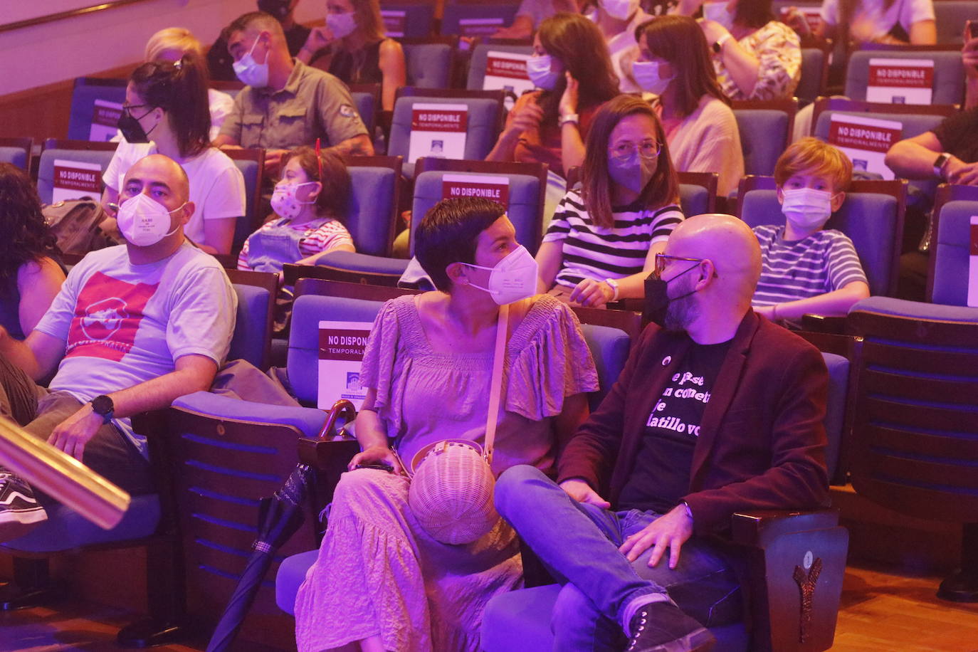 El grupo andaluz presentó en Oviedo tres temas nuevos y recordó sus clásicos ante un público entregado. 