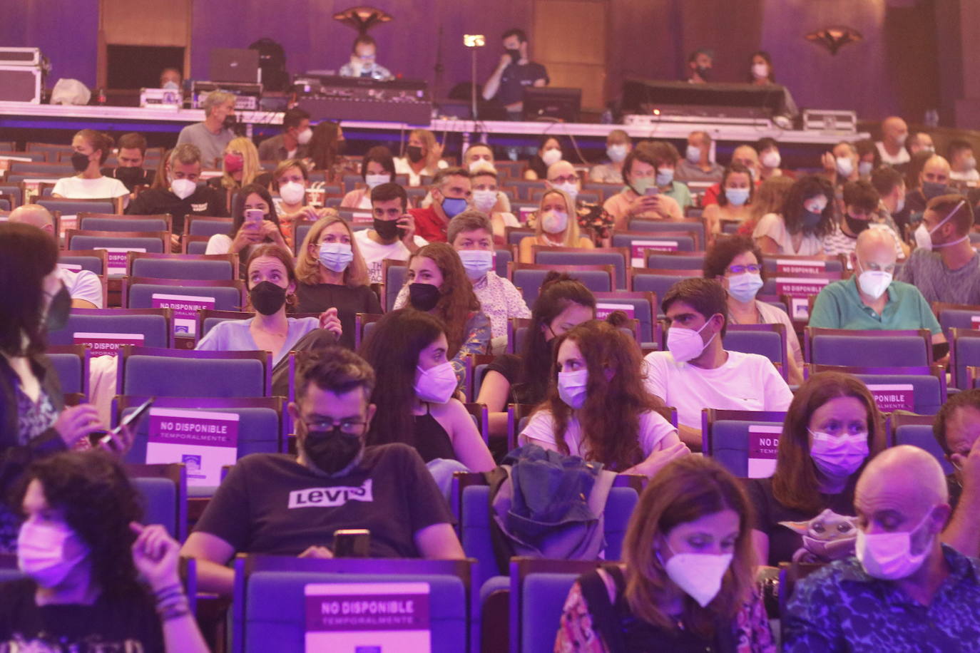 El grupo andaluz presentó en Oviedo tres temas nuevos y recordó sus clásicos ante un público entregado. 